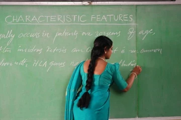 இளம் ஆசிரியையை பலவந்தமாக முத்தமிட்ட பாடசாலை அதிபர்