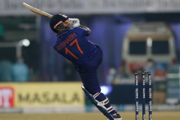 தோனி ஹெலிகாப்டர் ஷாட்டை ஒற்றை கையால் அடித்த ரிஷப் பண்ட் - வைரலாகும் வீடியோ