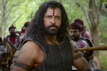 நடிகர் விக்ரமா இது? பொன்னியின் செல்வன் படத்திற்காக வளர்த்த நீண்ட தாடியுடன் இப்போ எப்படி இருக்காருனு பாருங்க!