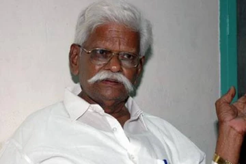 பிரபல பாடலாசிரியர் மருத்துவமனையில் அனுமதி - ரசிகர்கள் அதிர்ச்சி