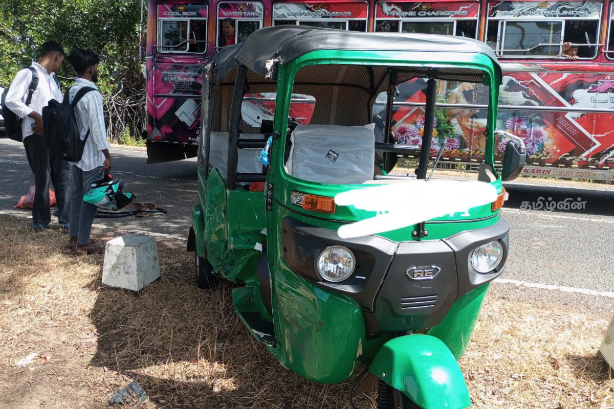 முச்சக்கர வண்டி - வேன் நேருக்கு நேர் மோதி கோர விபத்து : குடும்பஸ்தர் பலி | Three Wheeler Van Accident Family Member Dies