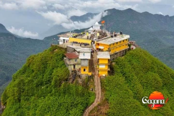 ශ්‍රී පාදය වඳින්න ආ මහා සෙනඟ