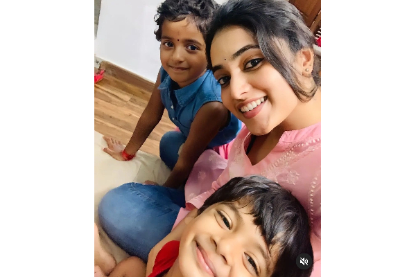 நடிகர் சிவகார்த்திகேயன் மகள் ஆராதனாவுடன் புகைப்படம் எடுத்த பிரபல நடிகை- கியூட்டான போட்டோ | Priyanka Mohan Photo With Sivakarthikeyan Daughter