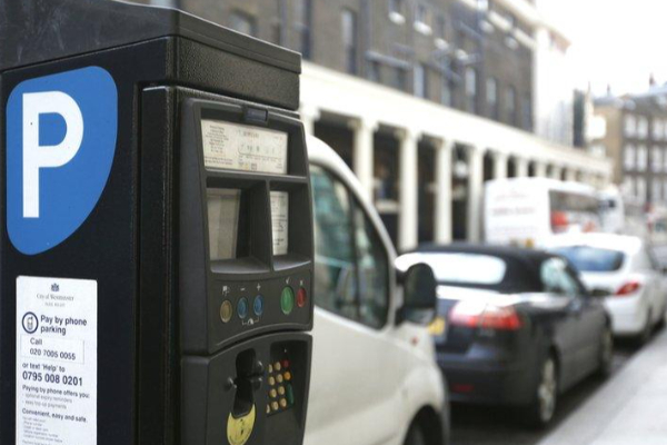 பிரிட்டனில் சில்லறைகளைத் திருடி கோடீஸ்வரராக மாறிய பார்க்கிங் ஊழியர்! | Parking Uk Became Millionaire By Stealing Pennies