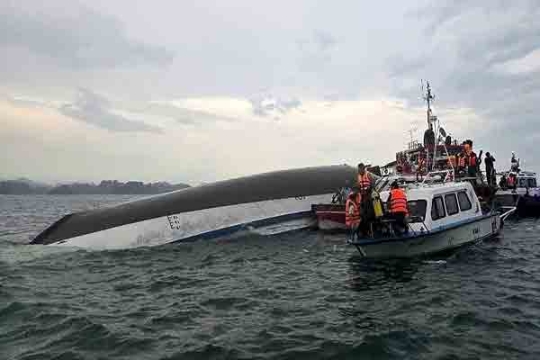 நடுகடலில் கவிழ்ந்த சுற்றுலா படகு ; 27 பேரின் உடல்கள் மீட்பு | Tourist Boat Capsizes Mid Sea 27 Bodies Found
