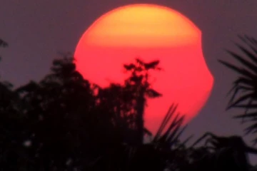 யாழில் தென்பட்ட சூரிய கிரகணம்..! (படங்கள்)