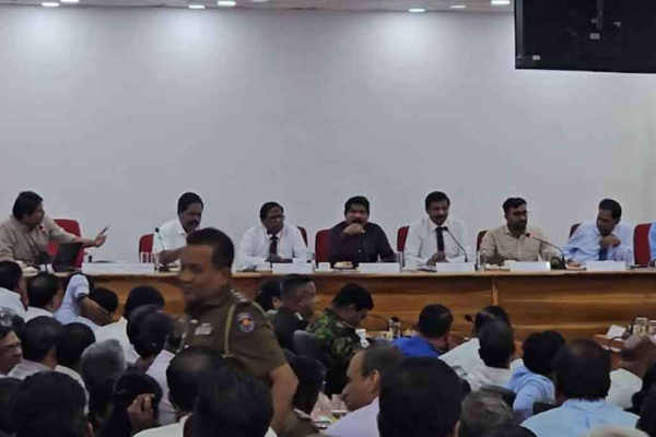 யாழ் கூட்டத்தில் பரபரப்பு ; சிறீதரனுக்கும் அர்ச்சுனாவிற்கும் இடையே கடும் வாக்குவாதம் | Jaffna Meeting Heated Argument Sridharan Arjuna யாழ் கூட்டத்தில் பரபரப்பு ; சிறீதரனுக்கும் அர்ச்சுனாவிற்கும் இடையே கடும் வாக்குவாதம் | Jaffna Meeting Heated Argument Sridharan Arjuna