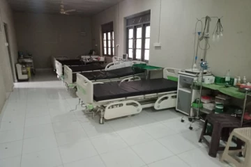 கோவிட் தனிமைப்படுத்தல் முகாமுக்கு கட்டில்களை வழங்கிய வைத்தியர் புத்தி ஜயசிங்க