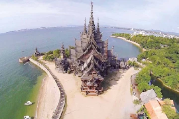 கோவில் மற்றும் அரண்மனையின் கலப்பில் மரத்தால் கட்டப்பட்ட வித்தியாசமான கோவில்!