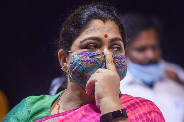 '' ஹிஜாப் அணிவது தவறு என்றால், காவித்துண்டு அணிவதும் தவறுதான் ''  : நடிகை குஷ்பு கருத்து - தமிழ்நாடு