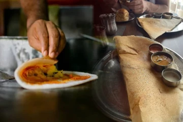 கொழும்பில் பிரபல உணவகம் ஒன்றில் மேலாடையின்றி தோசை தயாரித்தமையால் சர்ச்சை