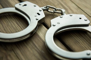 ගෙල පැළඳි රන් මාලයක් කඩා පළා ගිය පොලිස් සැරයන්..