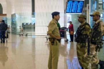 விமான போர்டிங் பாஸ்களை மாற்றிக்கொண்ட இலங்கையர் உட்பட இருவர் கைது!