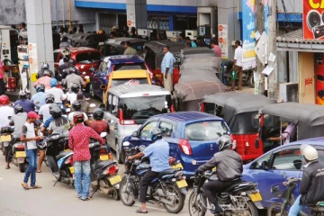 புத்தாண்டிலும் எரிபொருளுக்காக நீண்ட வரிசையில் நிற்கும் மக்கள்!