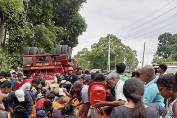நடுவீதியில் கவிழ்ந்த எரிபொருள் தாங்கி ; வாளிகளுடன் மக்கள் செய்த செயல்