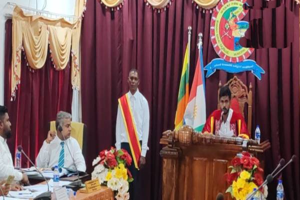 வவுனியா மாநகரசபை அமர்வில் பெரும் சர்ச்சை; ஊடகவியலாளர்களை விமர்சித்த முதல்வர் | Criticizes Journalists Vavuniya Municipal Council