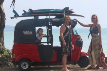 குடும்பத்தினருடன் இலங்கைக்கு வந்த தென்னாப்பிரிக்கா கிரிக்கெட் பிரபலம்!