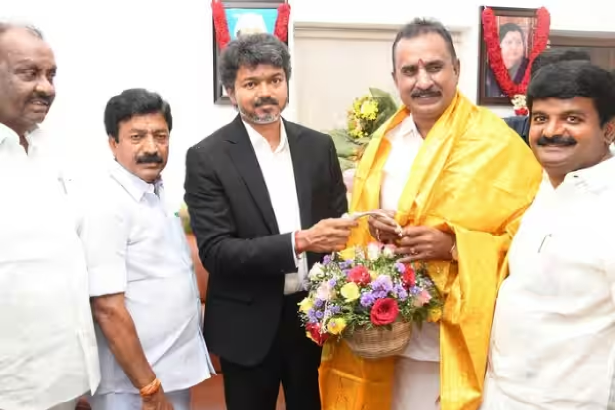 விஜய்க்கு பெருகியது ஆதரவு : அதிமுக அதிருப்தி அணியும் விஜயுடன் இணைந்தது | Vijay Accepts Aiadmk Support விஜய்க்கு பெருகியது ஆதரவு : அதிமுக அதிருப்தி அணியும் விஜயுடன் இணைந்தது | Vijay Accepts Aiadmk Support