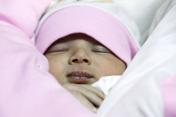 பலரும் தத்தெடுக்க போட்டிபோட்ட குழந்தை அயா உறவினர்களிடம் ஒப்படைப்பு! | Handing Over Relatives Syria Babay