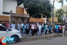 நடிகர் சிலம்பரசன் வீட்டின் முன் ரசிகர்கள் போராட்டம்.. புகைப்படத்துடன் வெளியான தகவல்..
