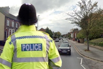 பிரித்தானியாவில் நடைபாதை பயணி மீது பாய்ந்த கார்: 80 வயது நபர் கைது