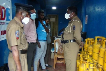 கறுப்புச் சந்தையில் எரிவாயு விநியோகம்! ஹட்டனில் சிக்கிய நபர்கள் (Photos)