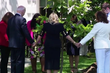 வெள்ளை மாளிகையில் மனைவியுடன் மரக்கன்று நட்ட ஜோ பைடன்!