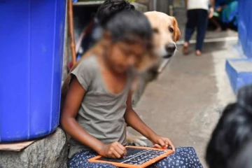 தாயும் தந்தையும் வெளிநாட்டில்: தங்கையை பராமரிக்க முடியாது தற்கொலை செய்ய முயற்சித்த  13 வயது சிறுமி