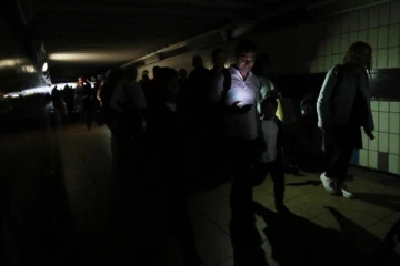 லண்டனில்  இருளில் மூழ்கிய வீடுகள்!