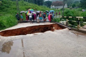 රියදුරන්ට දැනුවත් කිරීමක් - තලාතුඔය මහනුවර මාර්ගයේ උඩ දෙල්තොට පාලම ගිලා බසී