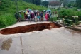 රියදුරන්ට දැනුවත් කිරීමක් - තලාතුඔය මහනුවර මාර්ගයේ උඩ දෙල්තොට පාලම ගිලා බසී