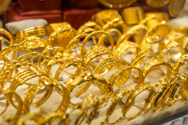 රත්තරන් ගන්නවද නැද්ද කියලා හිත හිත හිටපු අයට සුබ ආරංචියක් - රන් මිල අඩු වෙයි | Sri Lanka Gold Prices Drop Today