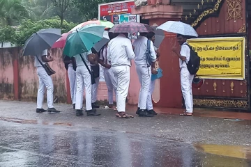 கொட்டும் மழைக்கு மத்தியில் பரீட்சைக்கு சென்ற மாணவர்கள்