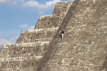 புகழ்பெற்ற மாயன் கோவிலில் ஏறிய ஜேர்மானியருக்கு அடி உதை