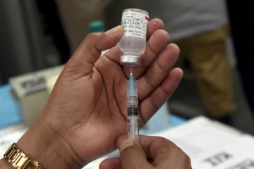 கொரோனா தடுப்பூசி வாழ்நாள் முழுதும் பாதுகாப்பை தராது? பேராசிரியர் வெளியிட்ட தகவல்