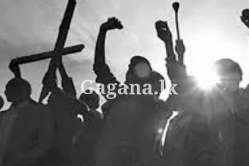 බන්ධනාගාරයක විරෝධතාවයක් - වහලයක් මතටත් නැගලා..