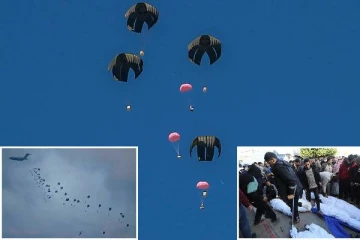 பறக்கும் விமானத்தில் இருந்து வீசப்பட்ட நிவாரணங்கள்; மக்கள் தலையில் விழுந்து விபத்து! - 5 பேர் பலி