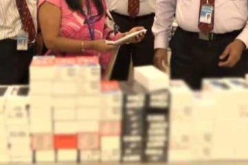 விமானநிலையத்தில் ஒரு கோடி ரூபா பெறுமதியான கையடக்கத் தொலைபேசி