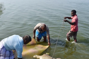 உருக்குலைந்த நிலையில் கடற்றொழிலாளர் ஒருவரின் சடலம் மீட்பு (Photos)