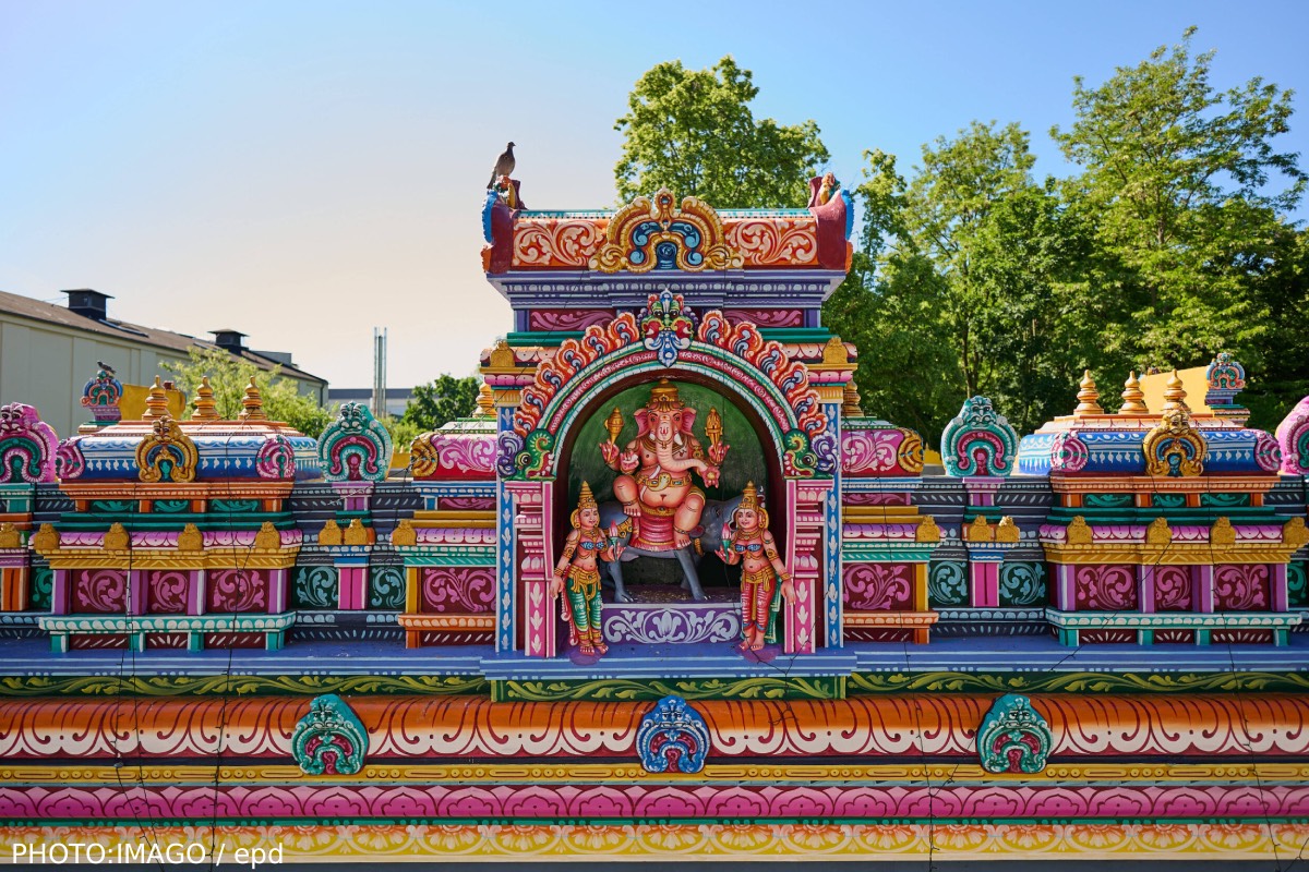 ஜேர்மனியில் திறக்கப்பட்ட பிரம்மாண்டமான விநாயகர் கோவில்: கங்கை நீரில் கும்பாபிஷேகம் | New Sri Ganesha Temple Opened In Berlin ஜேர்மனியில் திறக்கப்பட்ட பிரம்மாண்டமான விநாயகர் கோவில்: கங்கை நீரில் கும்பாபிஷேகம் | New Sri Ganesha Temple Opened In Berlin