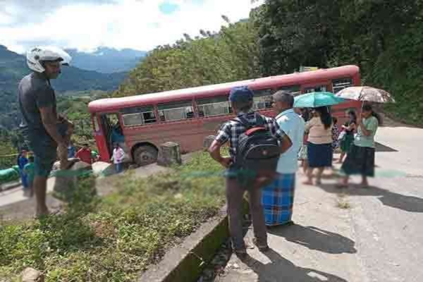 40 பயணிகளின் உயிரை காப்பாற்றி ஹீரோவான பஸ் சாரதி ; தவிர்க்கப்பட்ட பெரும் விபத்து | Bus Driver Hailed Hero Saving 40 Passengers 40 பயணிகளின் உயிரை காப்பாற்றி ஹீரோவான பஸ் சாரதி ; தவிர்க்கப்பட்ட பெரும் விபத்து | Bus Driver Hailed Hero Saving 40 Passengers