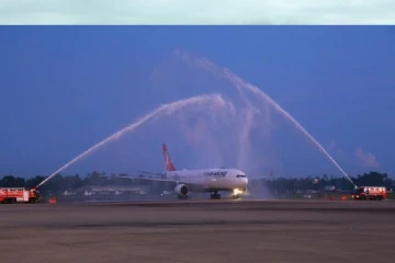 இலங்கைக்கான நேரடி விமானசேவை ஆரம்பம் : அதிகாலைவேளை கட்டுநாயக்காவில் தரையிறங்கிய விமானம்