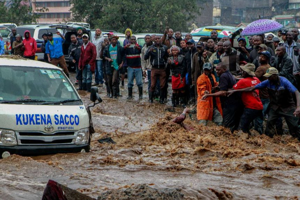 இறுதிச்சடங்கில் ஏற்பட்ட பெரும் துயரம்; 14 பேர் உயிரிழப்பு | Cameroon Landslide