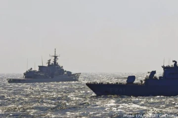 பேச்சுவார்த்தைக்கு மத்தியில்., ஹார்முஸ் ஜலசந்தி வழியாக சென்ற அமெரிக்க போர் கப்பல்