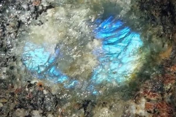 இலங்கையில் அதிசயமாக தோன்றிய பாரிய இரத்தினக்கல் பாறை : பொலிஸார் தீவிர பாதுகாப்பு | Police Protection For Shining Stone