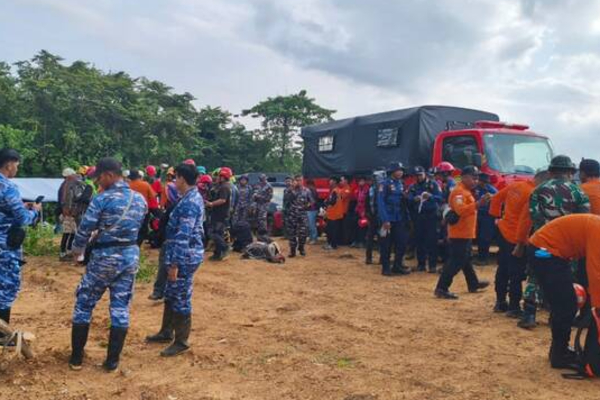 இந்தோனேசியாவில் 8 பேருடன் மாயமான ஹெலிகொப்டர் | Helicopter With 8 Disappears In Indonesia