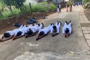 பாடசாலையை வணங்கி பிரியாவிடை செய்த மாணவர்கள்