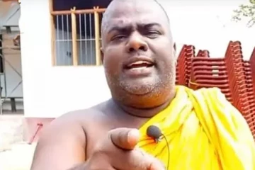 සද්ධාරතන හිමිට මහෙස්ත්රාත්ගෙන් සැර වාග් ප්රහාරයක්. - පන්සල හදන්න ලැබුණු කෝටි 08කුත් අතුරුදහන්. (VIDEO)