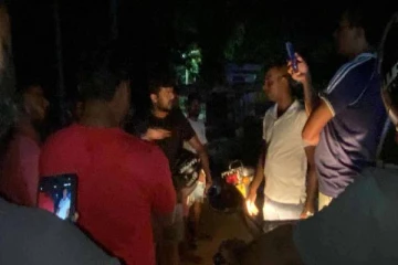 நள்ளிரவில் வீதிச் சோதனையில் விபரீதம் ; பொலிஸார் மற்றும் இளைஞர்கள் இடையே மோதல்