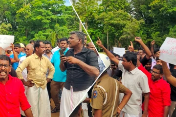 கிளிநொச்சியில் இராணுவத்தினரால் நிர்மானிக்கப்படும் பூங்காவிற்கு எதிராக போராட்டம்